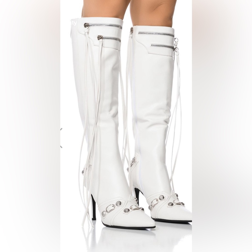 Knee high white stiletto! High heels boots!